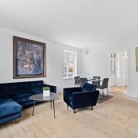 Charming 2 Bedroom - Near Frederiksberg Apartment